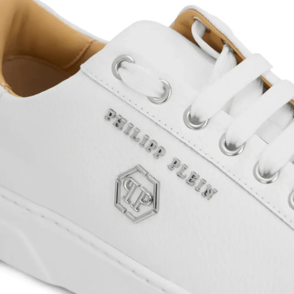 Кроссовки с логотипом