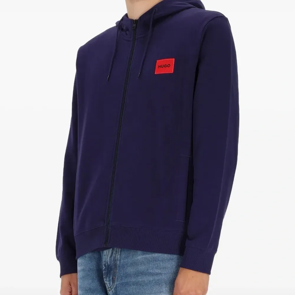 Худи с нашивкой-логотипом