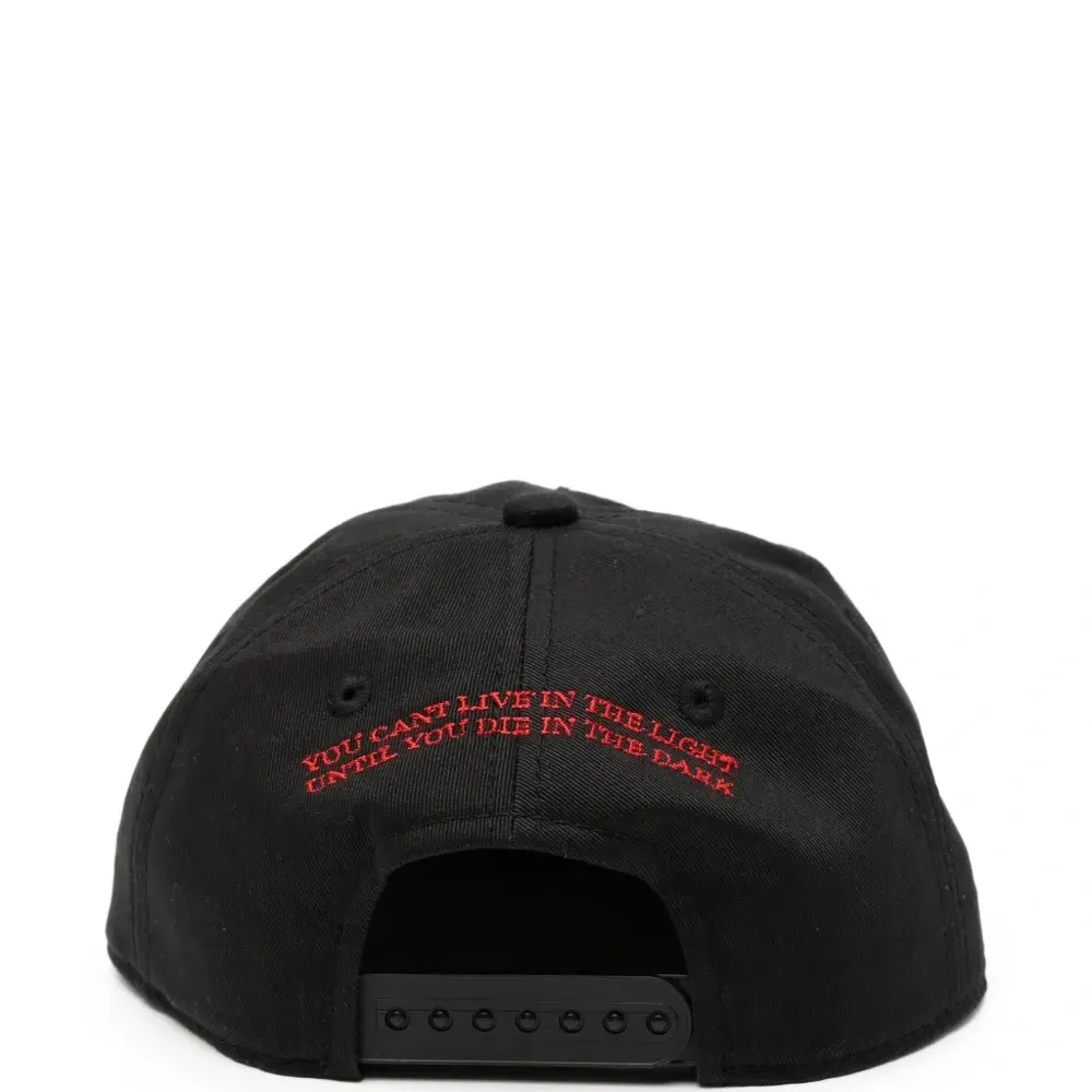 Кепка с вышитым логотипом