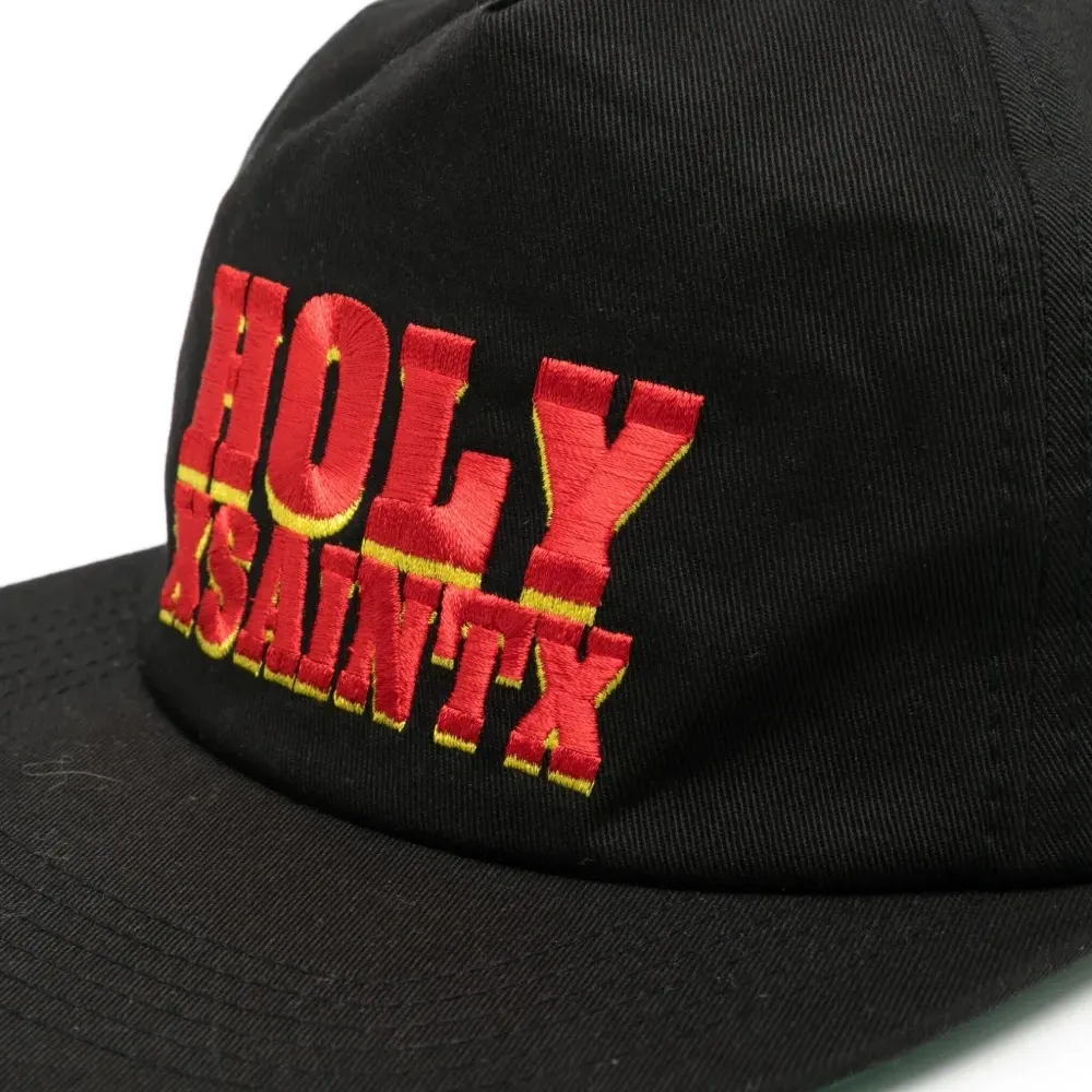 Кепка с вышитым логотипом