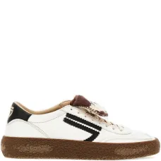 Кроссовки с ярлыком и логотипом