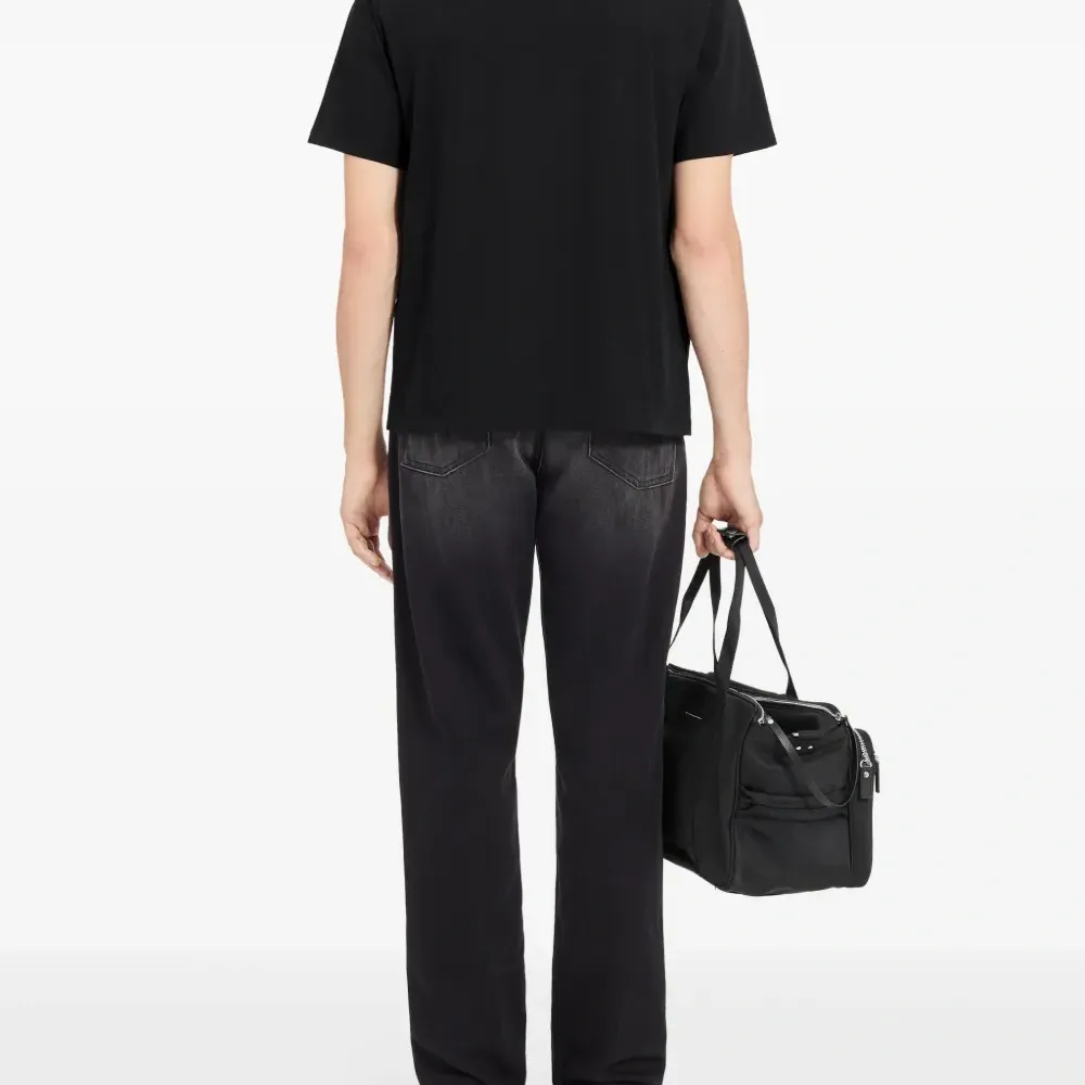 Футболка с нашивкой