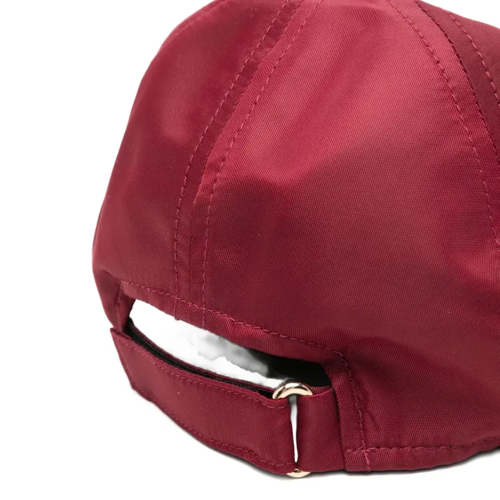 Бейсболка с нашивкой-логотипом