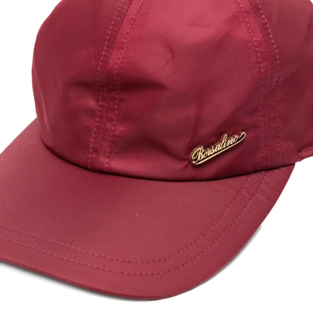 Бейсболка с нашивкой-логотипом