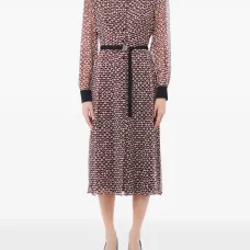 Платье с воротником и поясом Платье с воротником и поясом