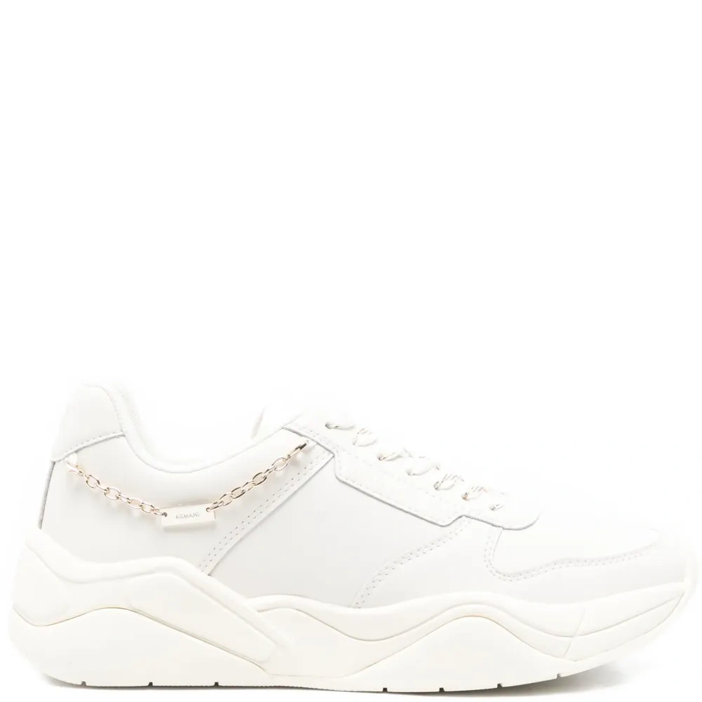 Кожаные кроссовки с брелоком-логотипом