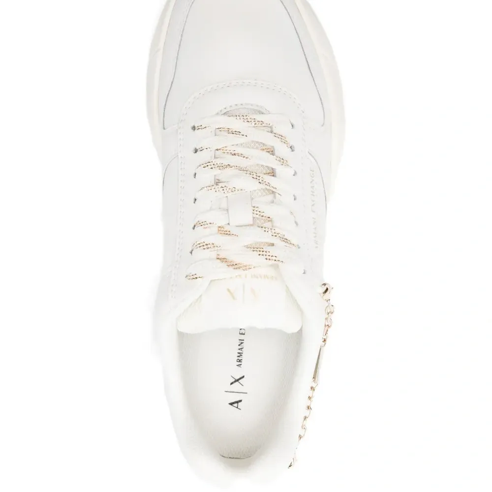 Кожаные кроссовки с брелоком-логотипом