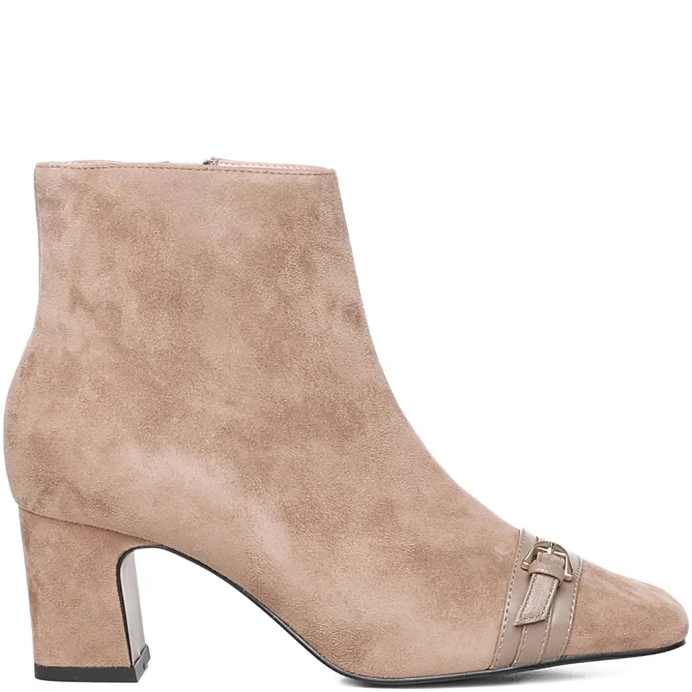 Ботинки с ремешком и пряжкой