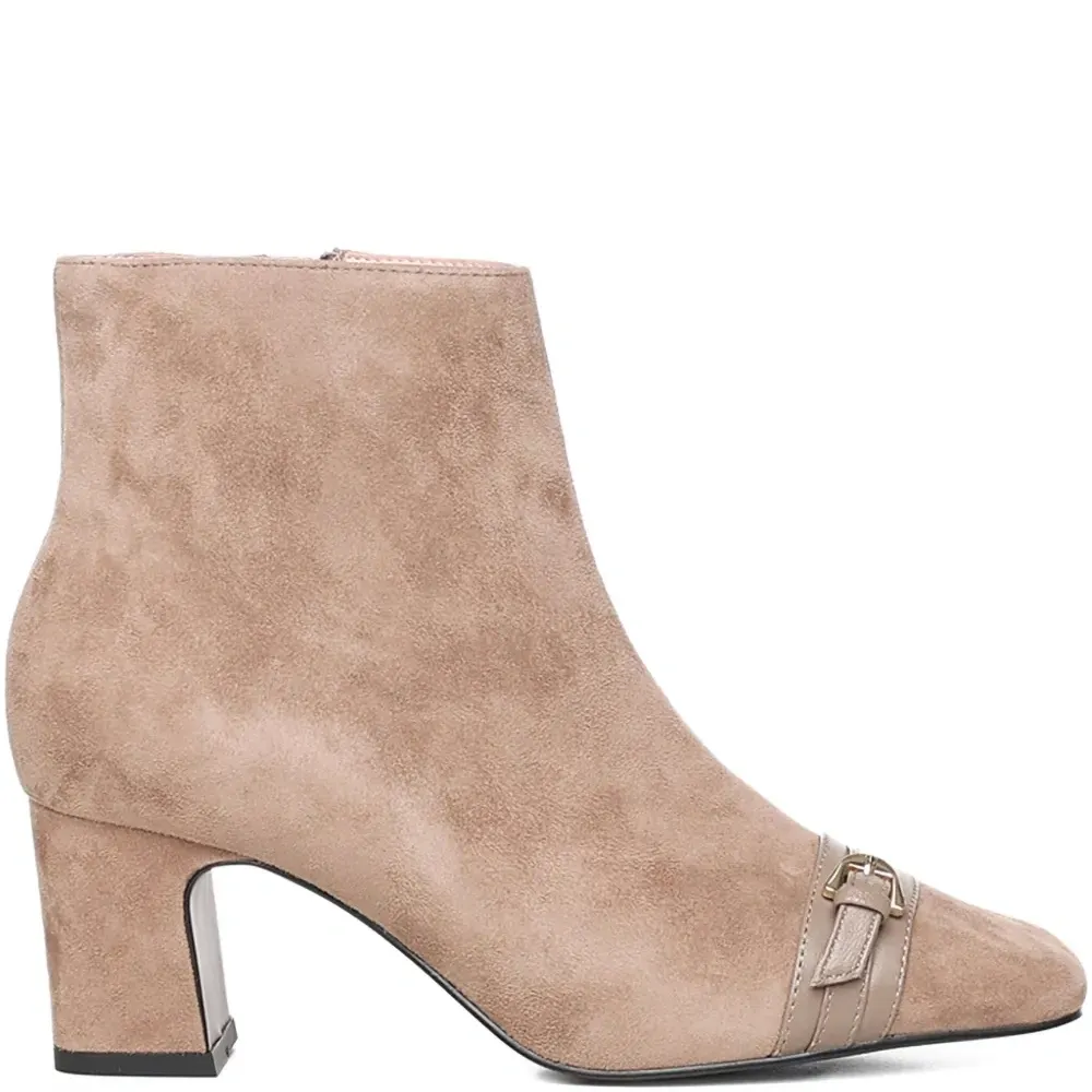 Ботинки с ремешком и пряжкой Ботинки с ремешком и пряжкой