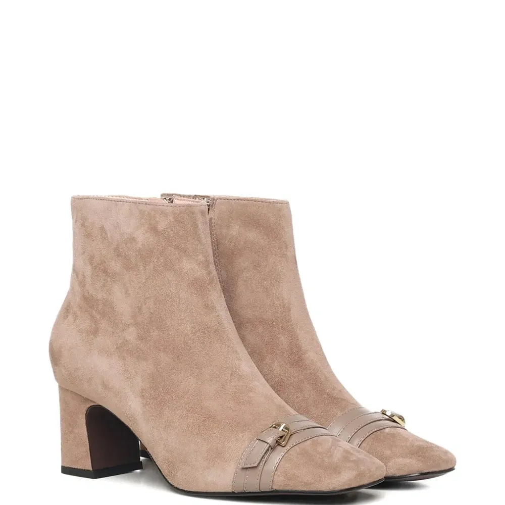 Ботинки с ремешком и пряжкой Ботинки с ремешком и пряжкой