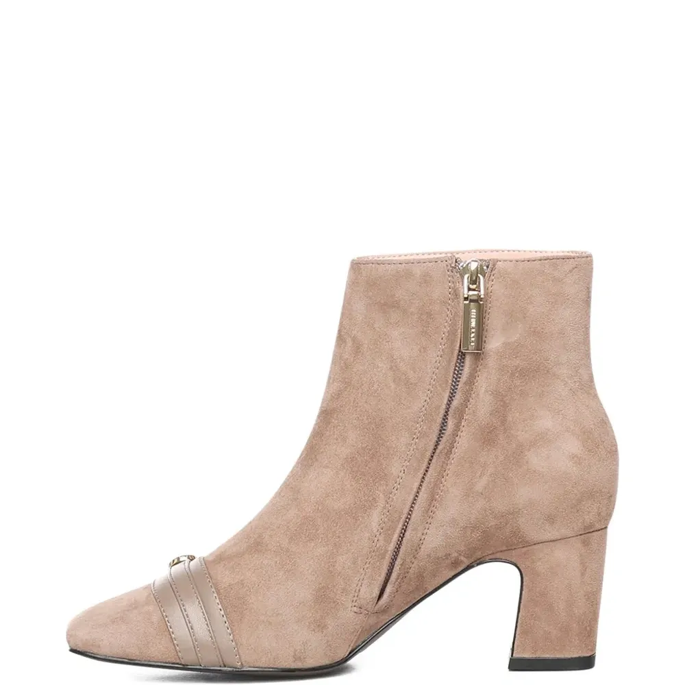 Ботинки с ремешком и пряжкой Ботинки с ремешком и пряжкой