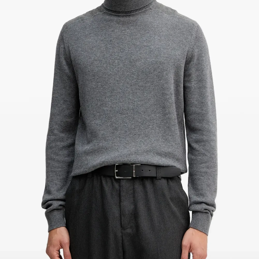 Свитер с высоким воротником