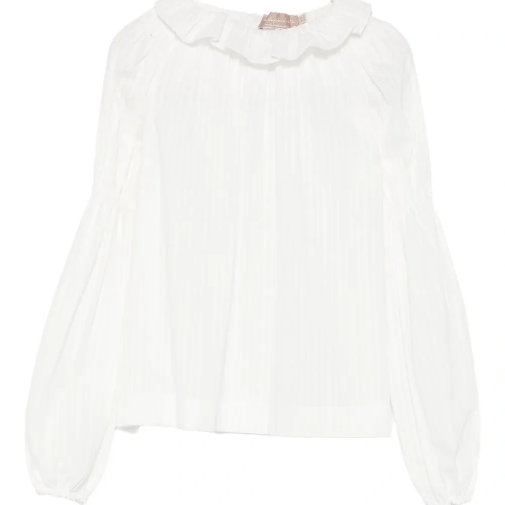 Блузка с длинными рукавами и оборчатым воротником