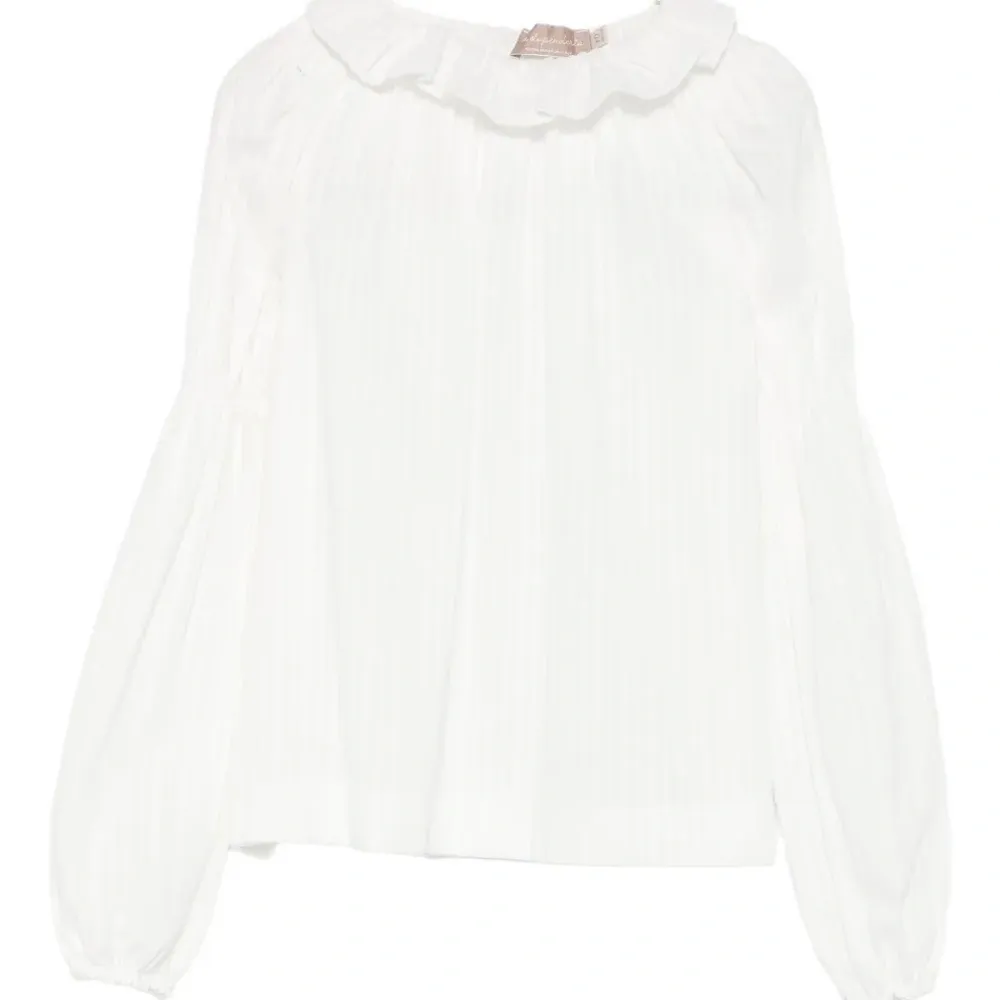 Блузка с длинными рукавами и оборчатым воротником