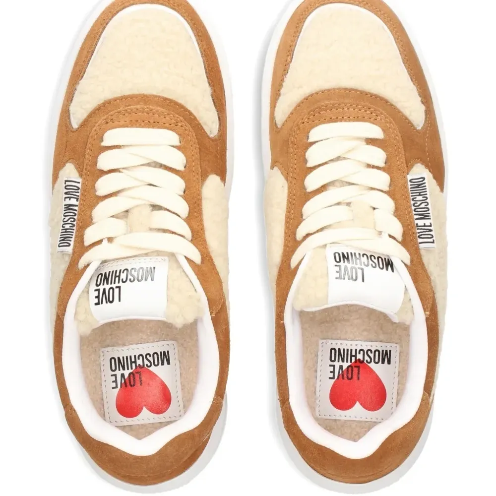 Кроссовки на шнуровке