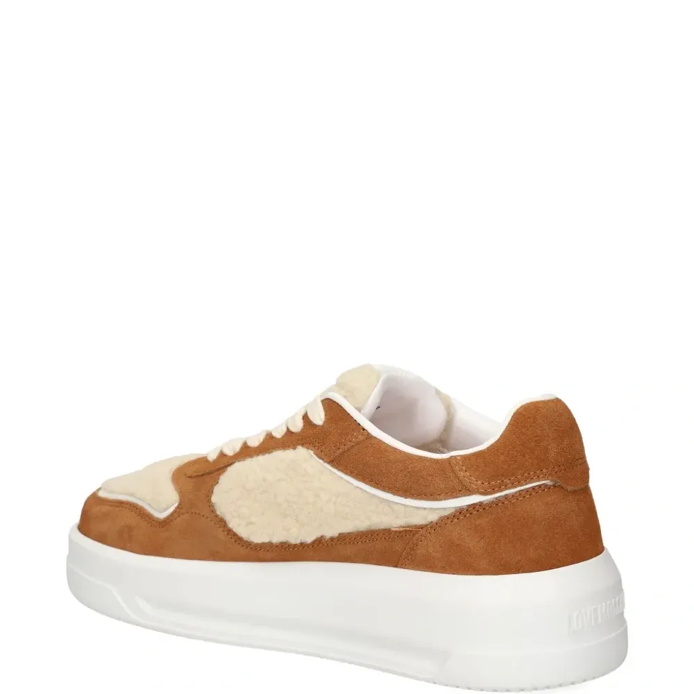 Кроссовки на шнуровке