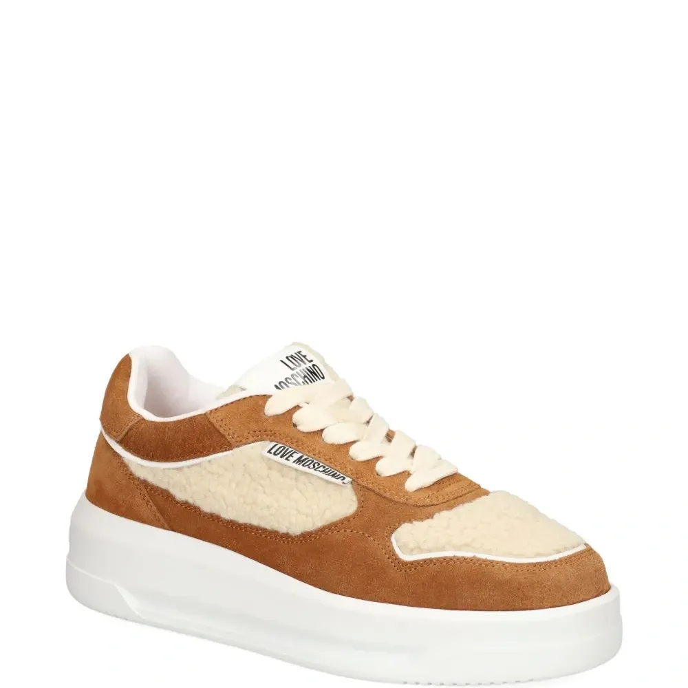 Кроссовки на шнуровке