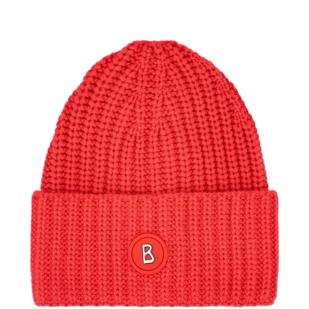 Шапка с ребристой вязкой и нашивкой с логотипом