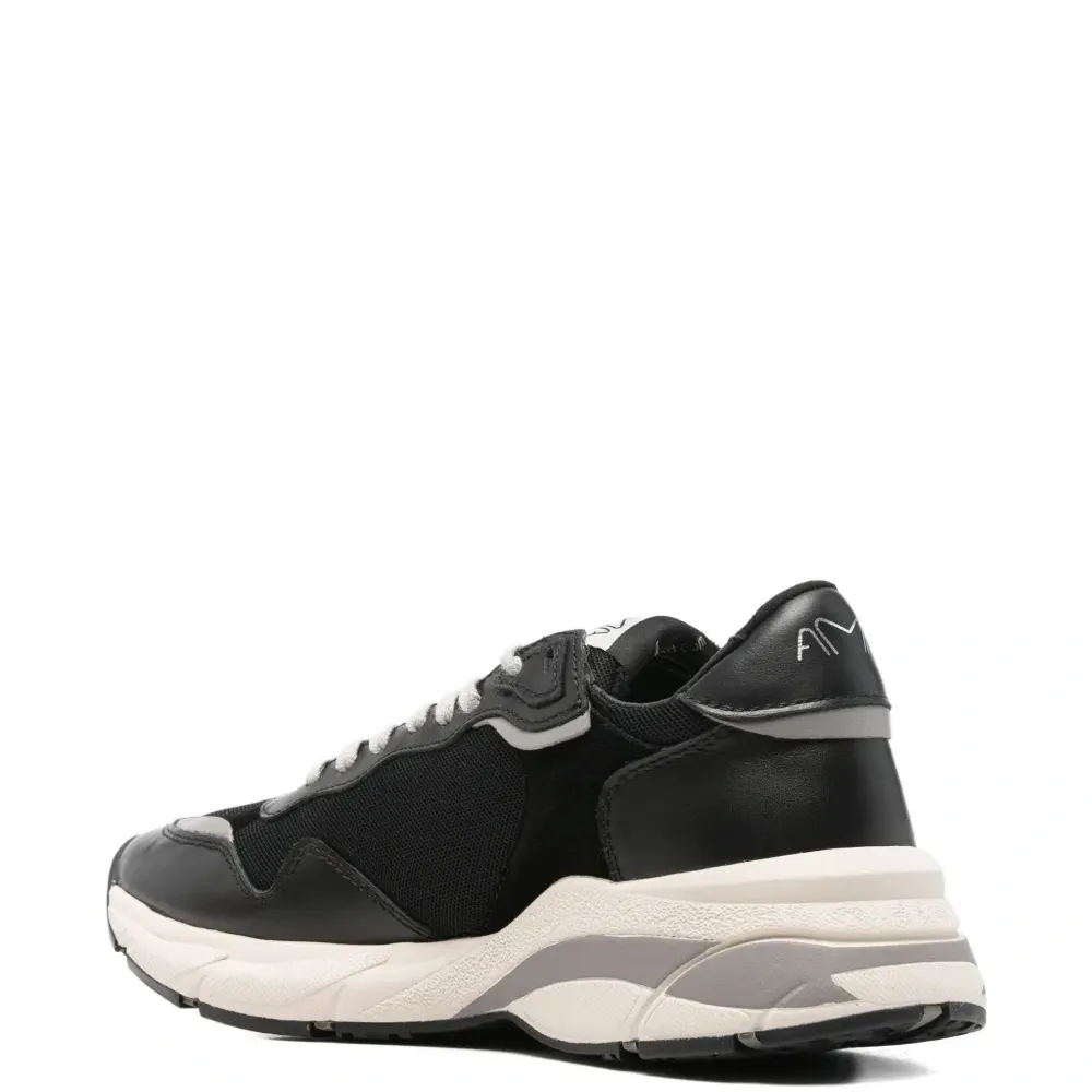 Кроссовки с нашивками