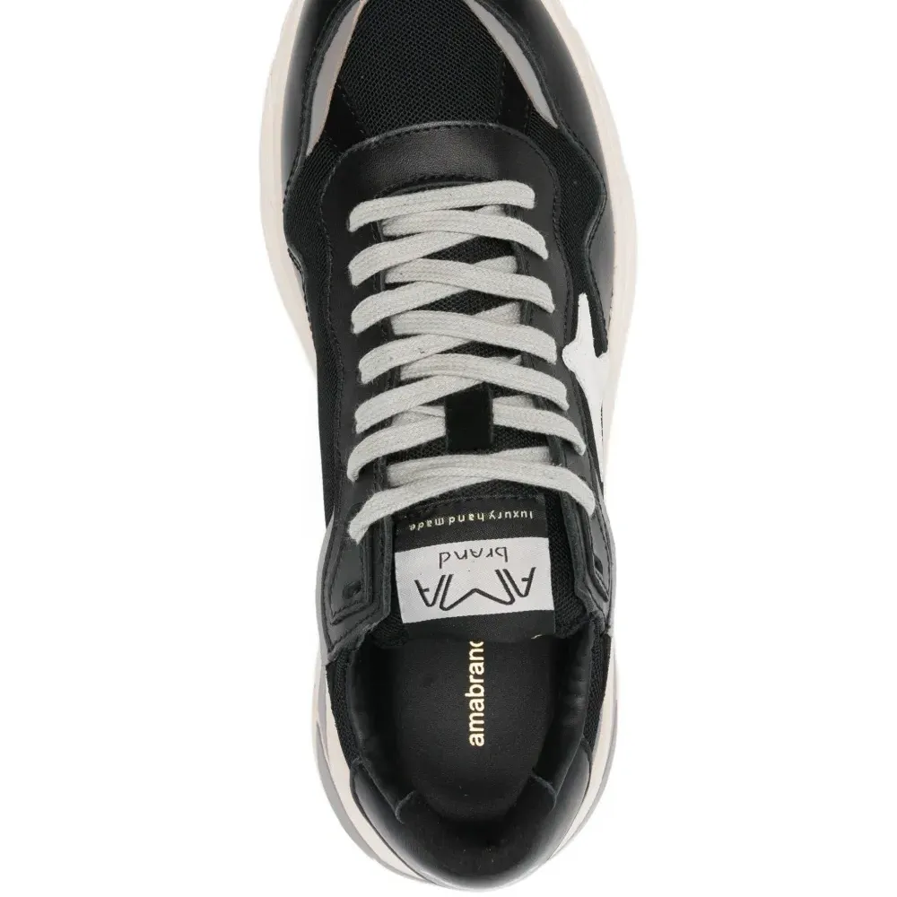 Кроссовки с нашивками