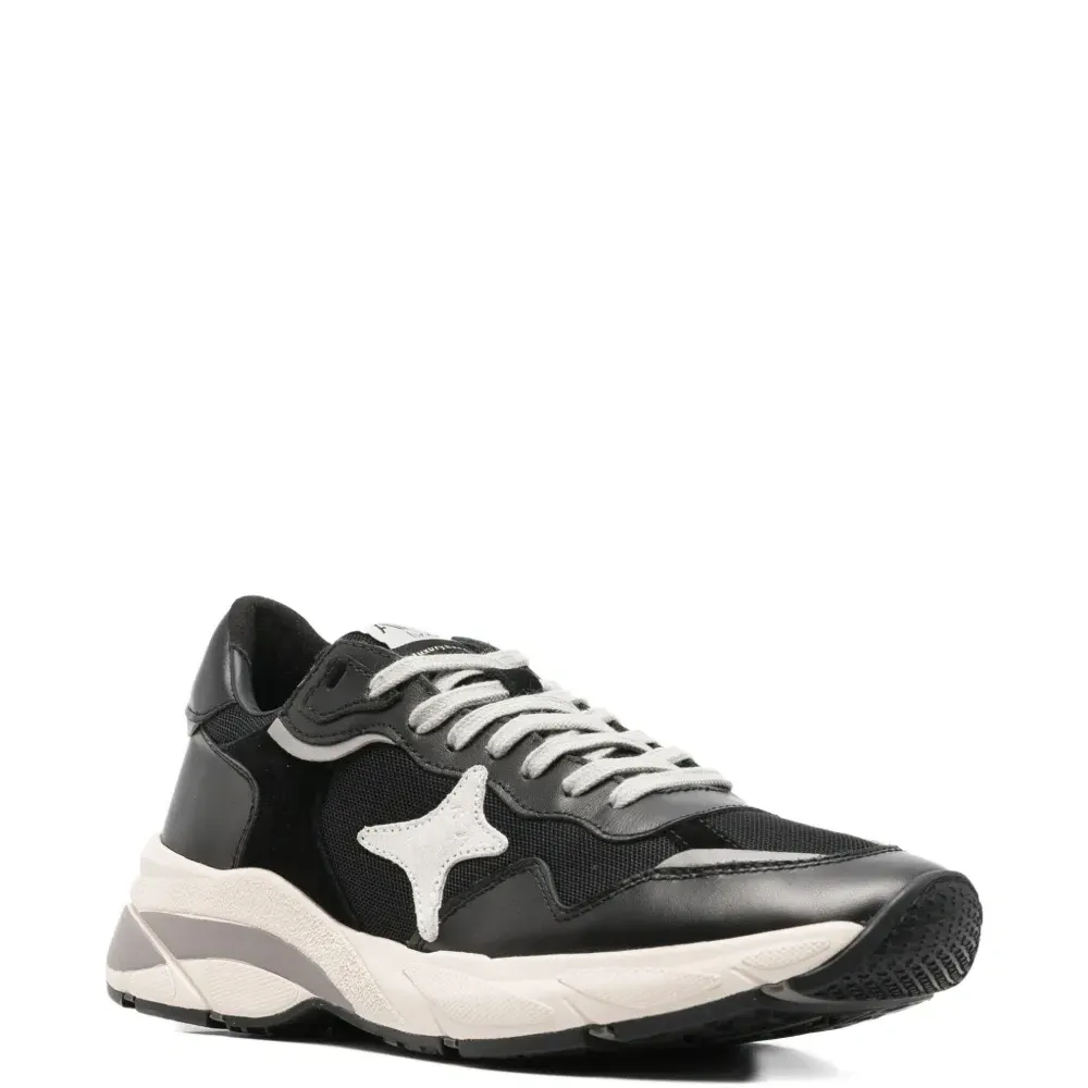 Кроссовки с нашивками