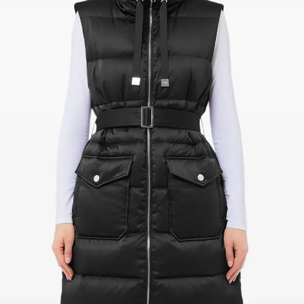 Стеганый удлинённый жилет с поясом