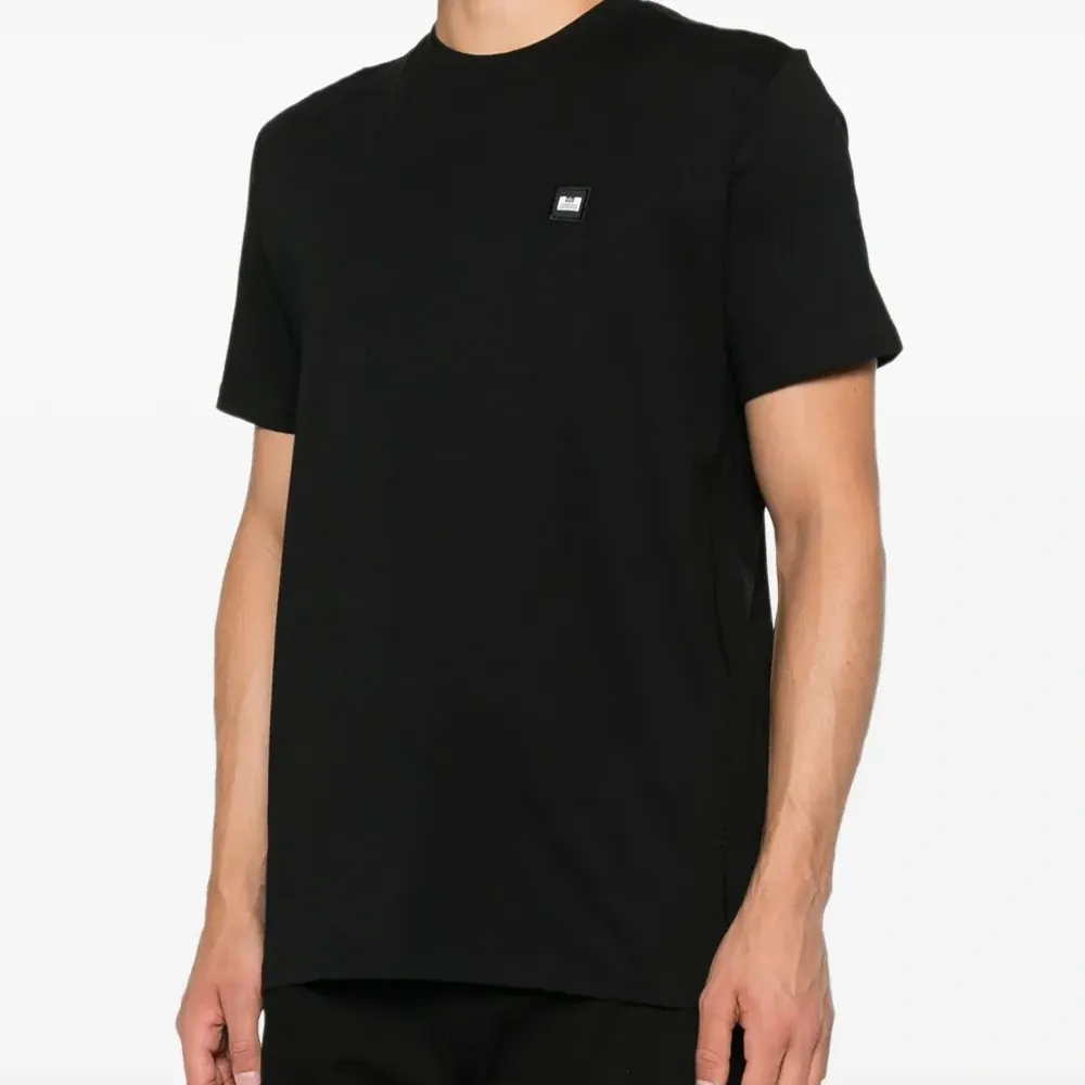 Футболка с нашивкой-логотипом