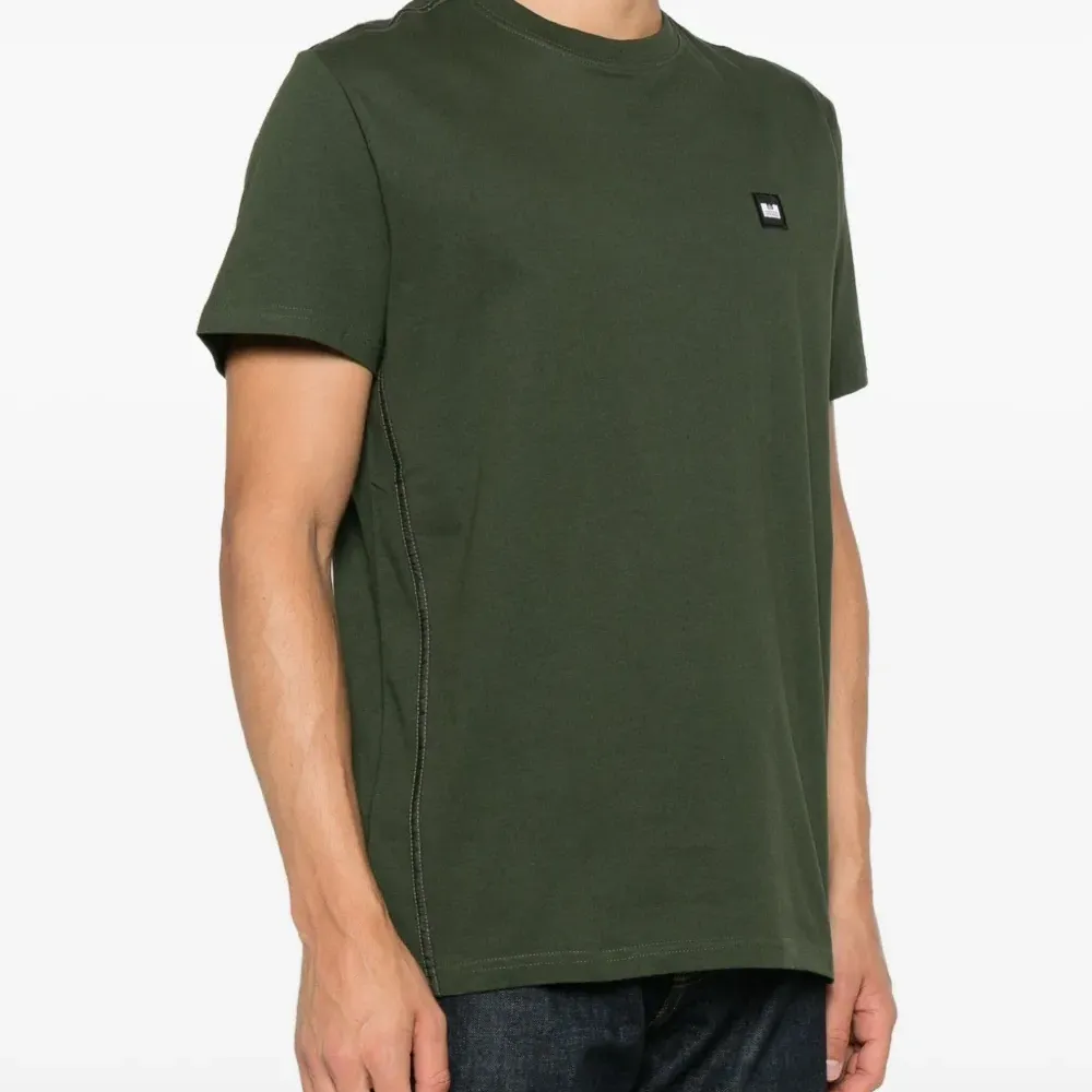 Футболка с нашивкой-логотипом