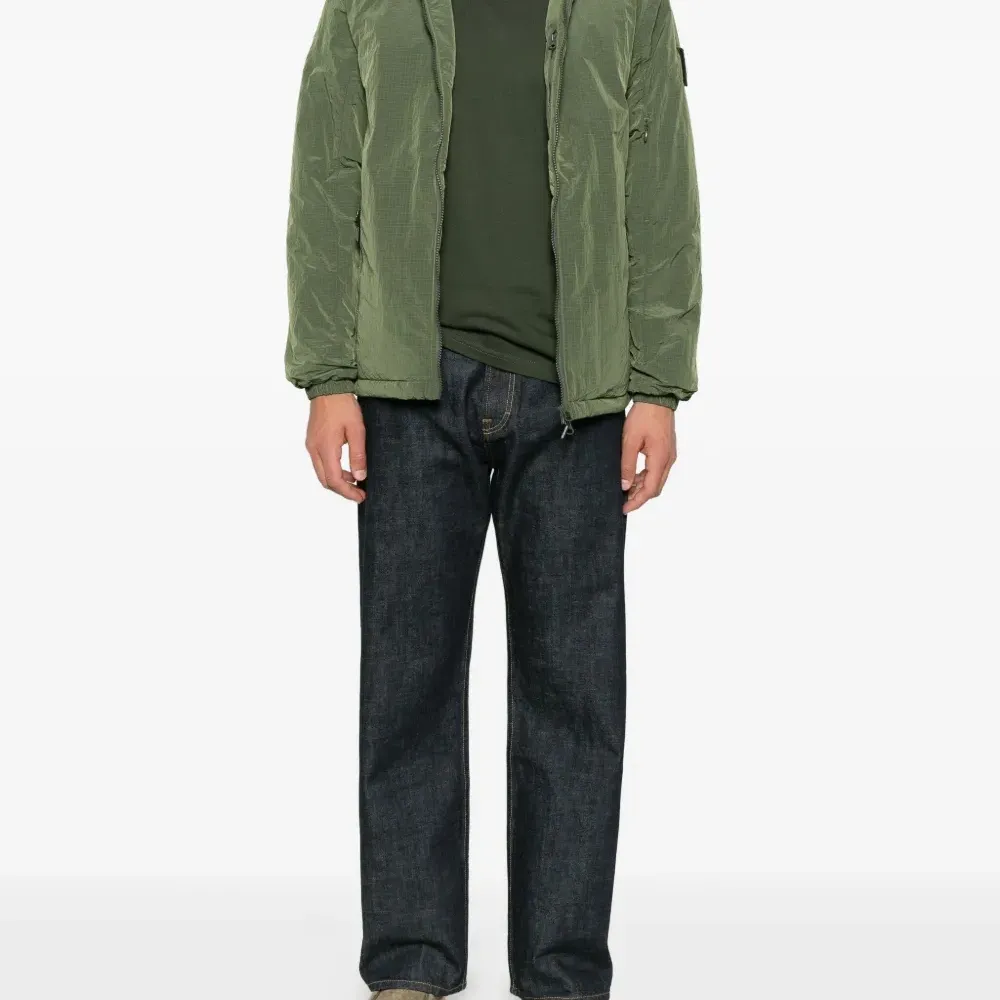 Футболка с нашивкой-логотипом