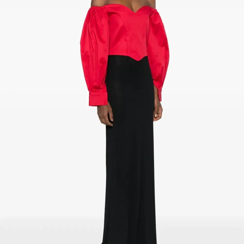 Блузка с открытыми плечами и шнуровкой Блузка с открытыми плечами и шнуровкой