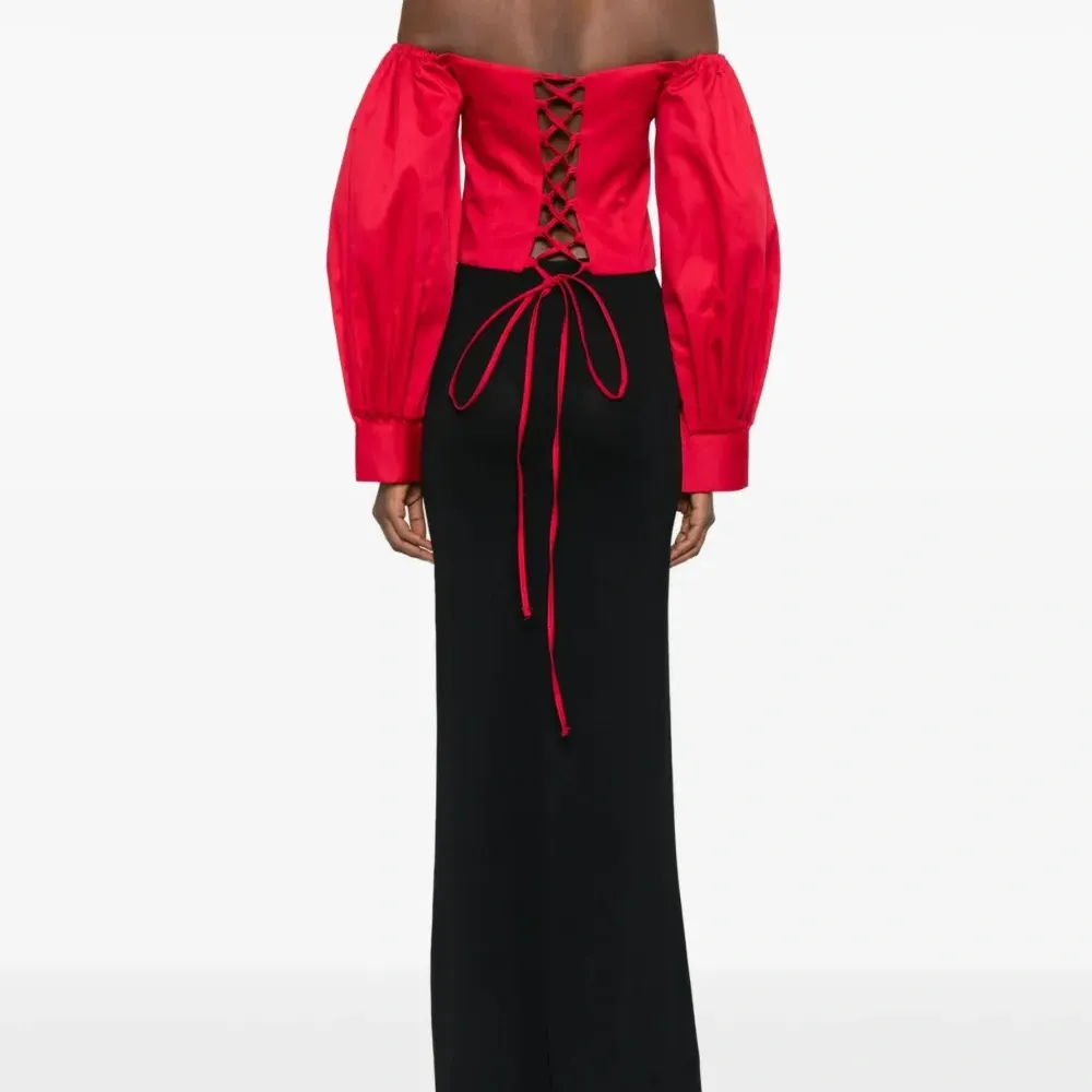 Блузка с открытыми плечами и шнуровкой Блузка с открытыми плечами и шнуровкой