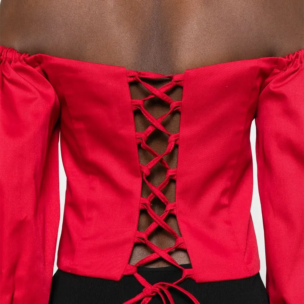 Блузка с открытыми плечами и шнуровкой Блузка с открытыми плечами и шнуровкой