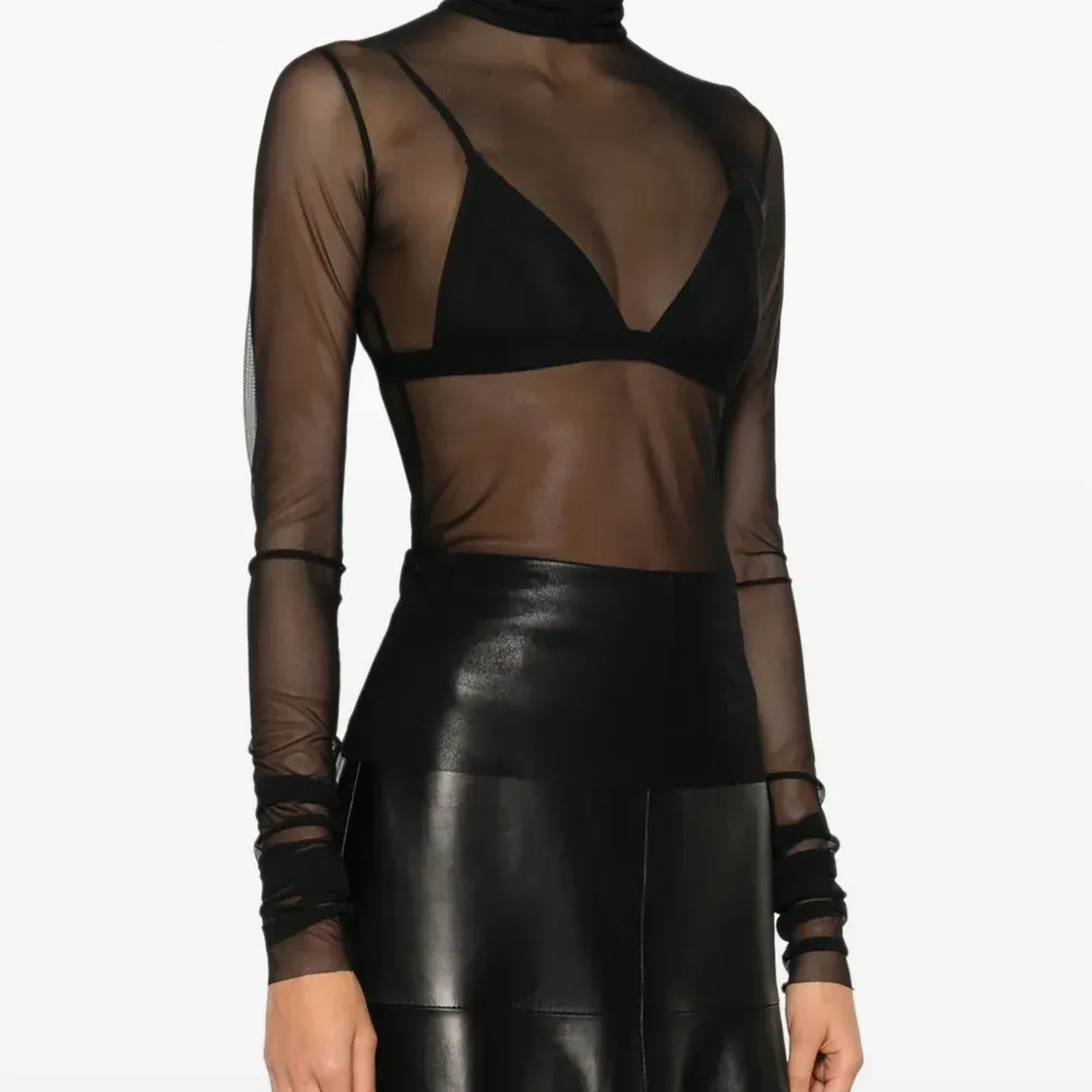 Топ Sovino с высоким воротником из тюля