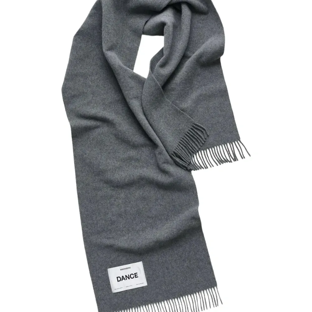 Шарф с аппликацией-логотипом и бахромой