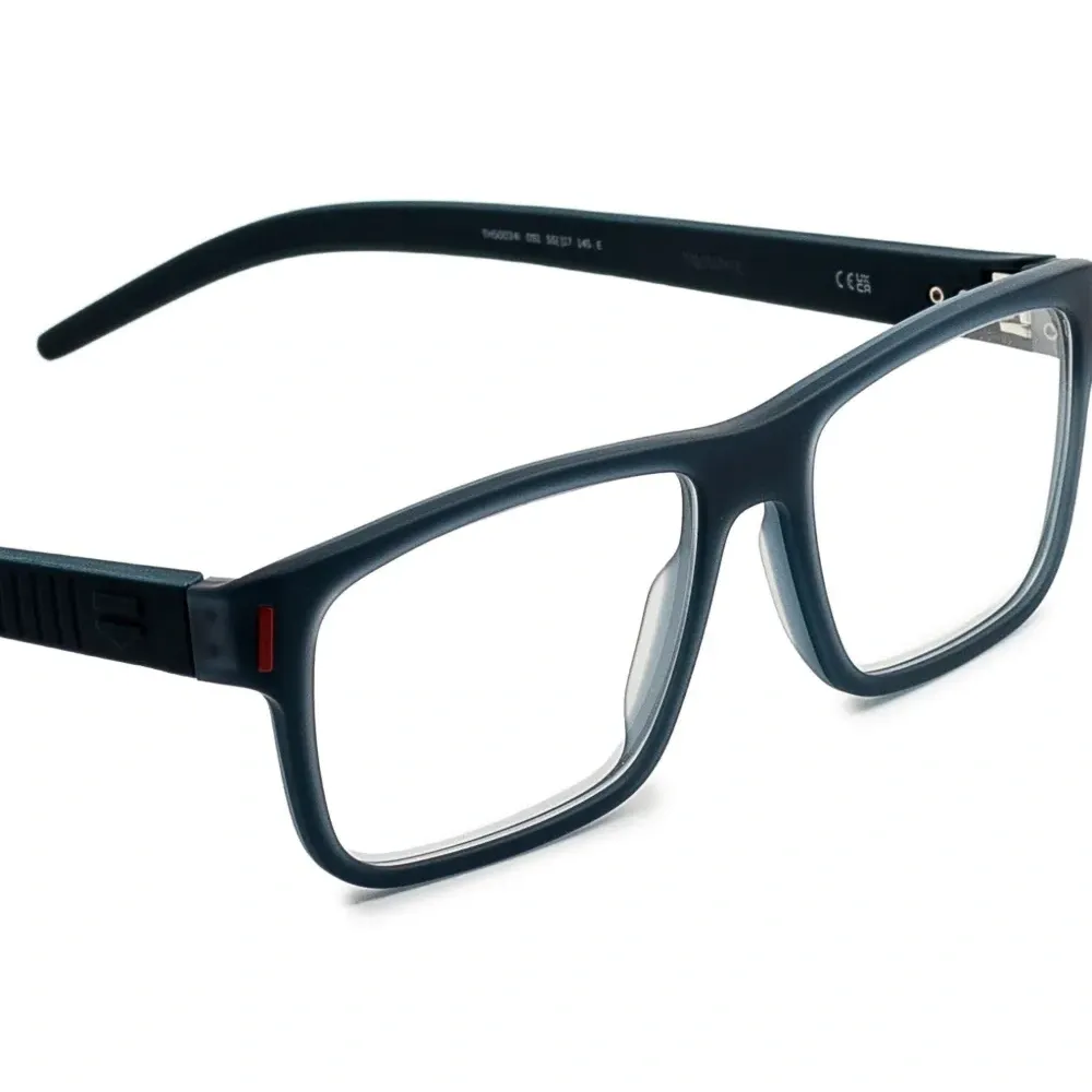 Очки в прямоугольной оправе