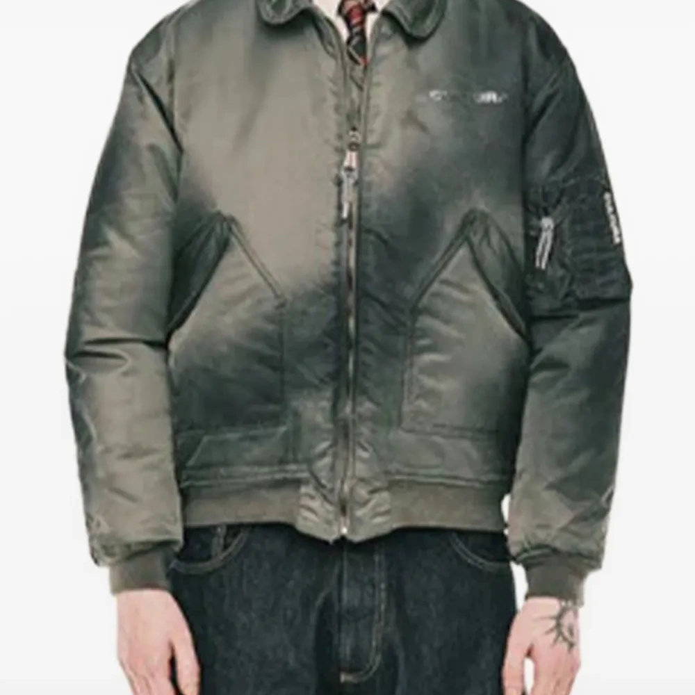 Бомбер на молнии