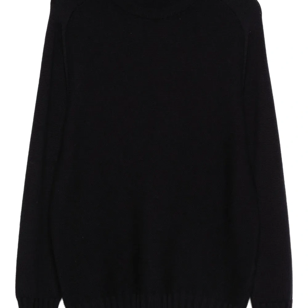 Свитер с круглым вырезом