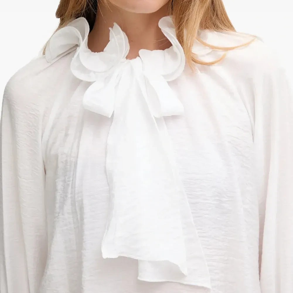 Белая блузка