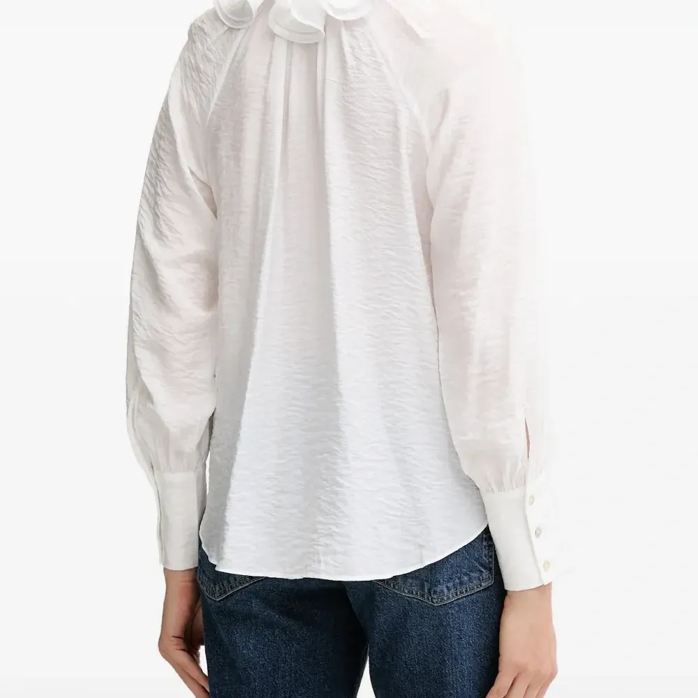 Белая блузка