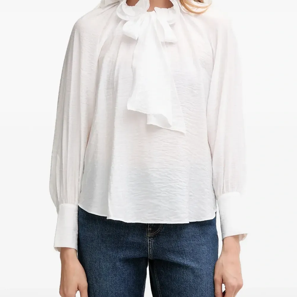 Белая блузка