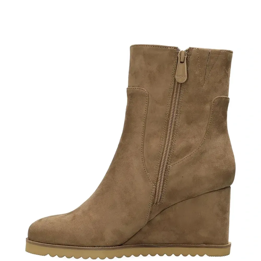 Ботильоны на танкетке с молнией