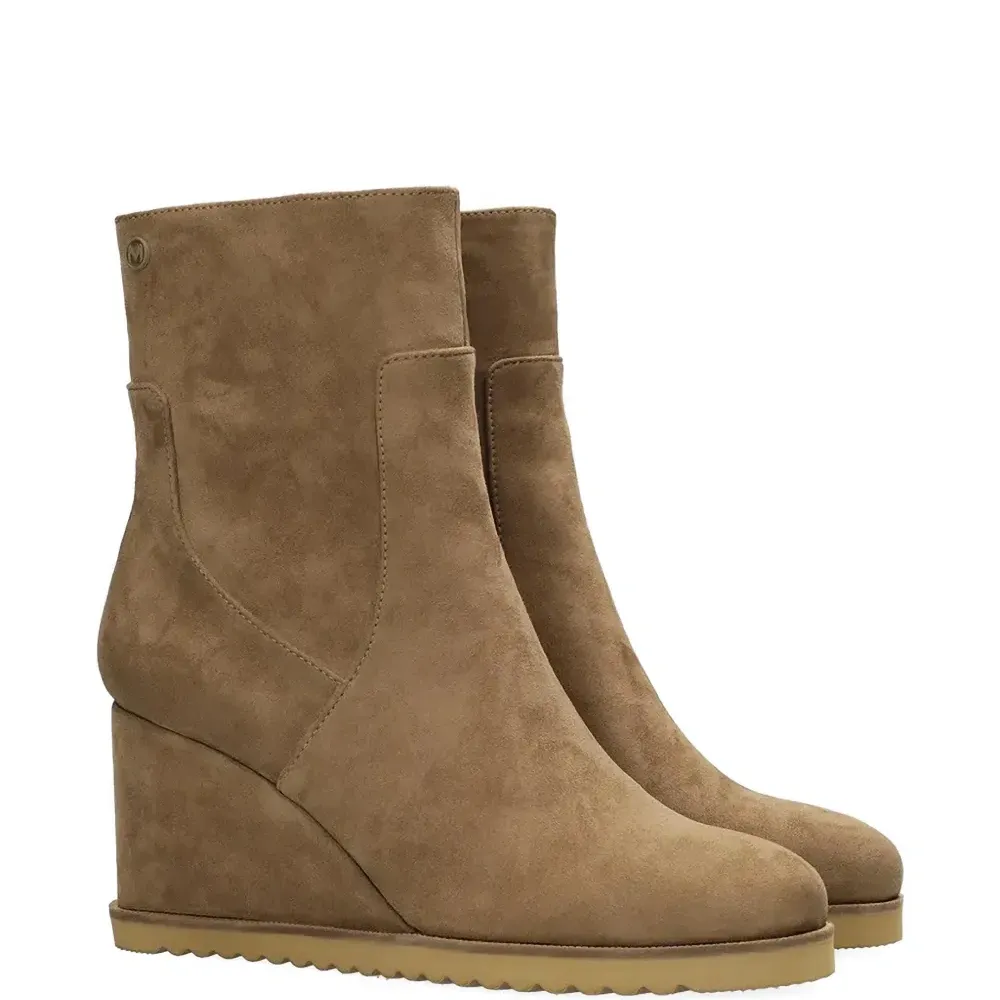 Ботильоны на танкетке с молнией