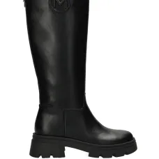 Сапоги с логотипом на табличке