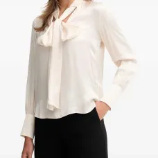 Блузка с галстуком на шее