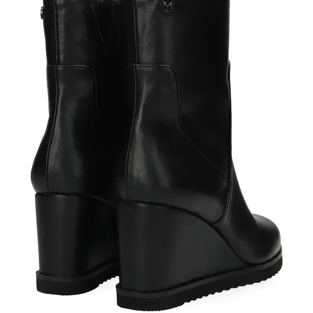 Ботильоны на танкетке с молнией