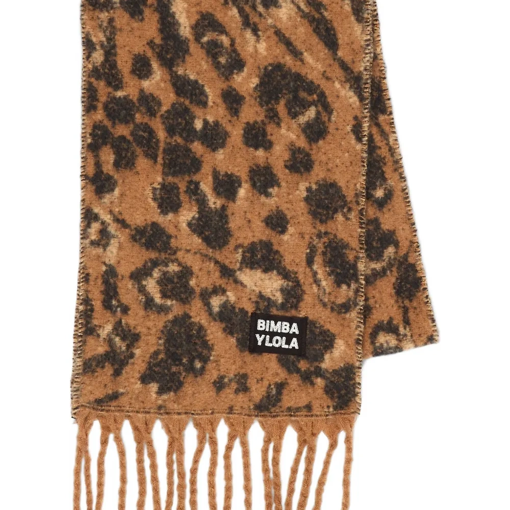 Шарф с анималистичным принтом и бахромой