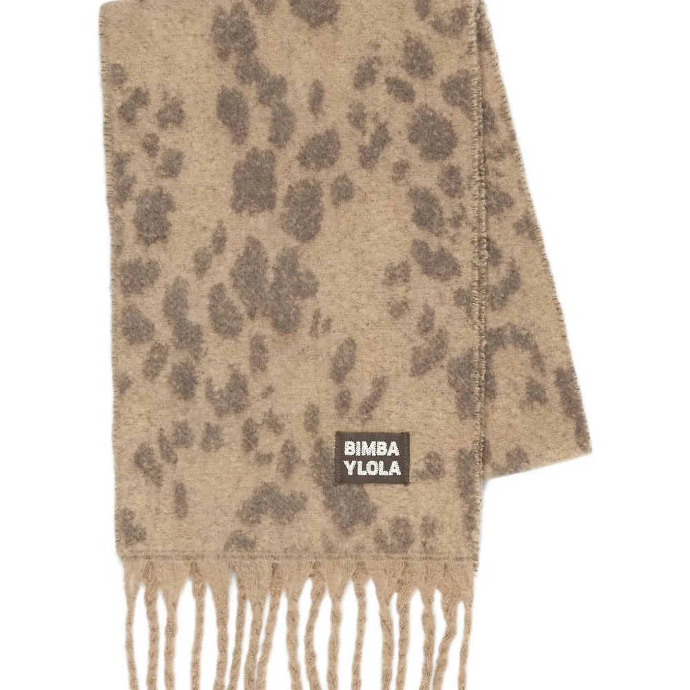 Шарф с бахромой и анималистичным узором