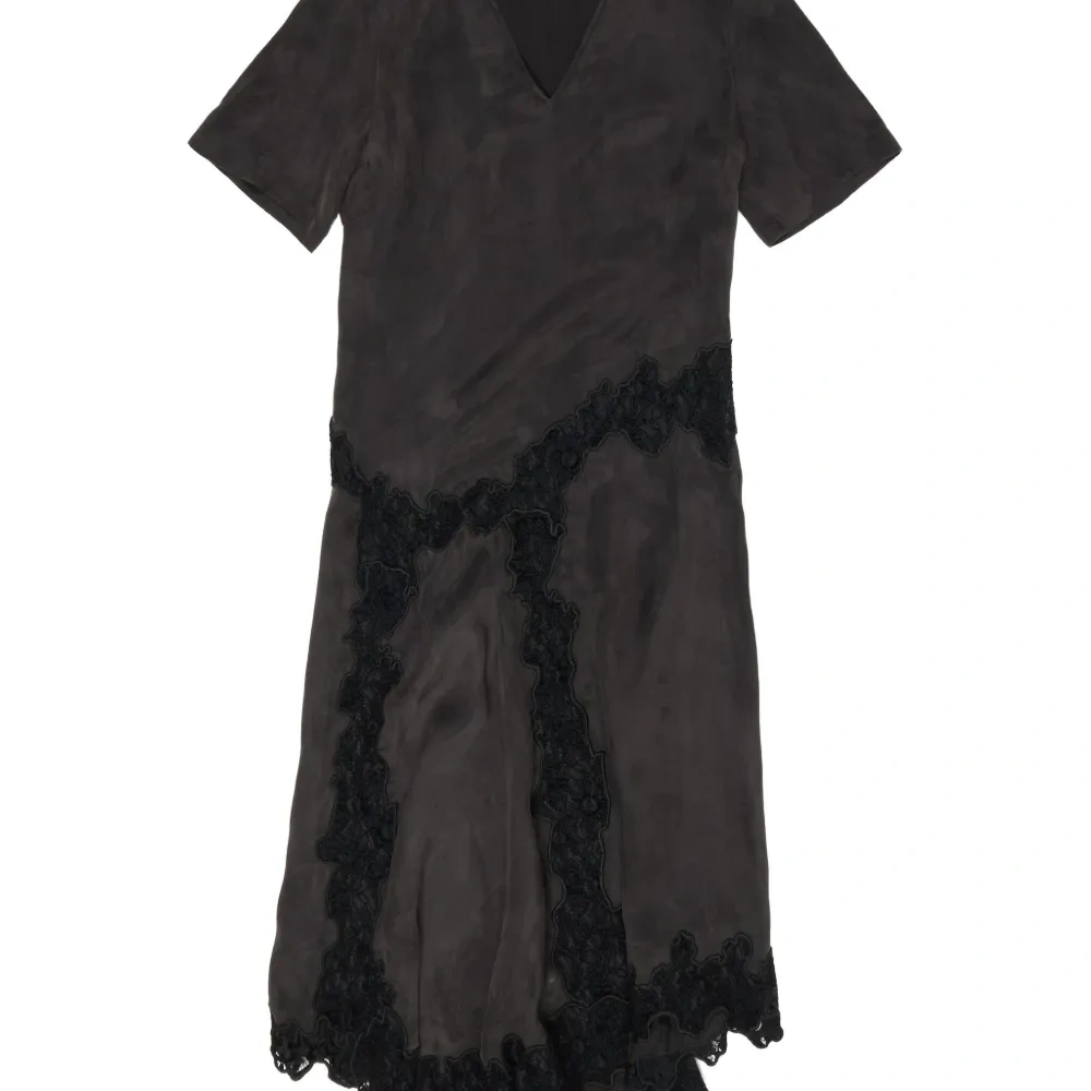 Кружевное платье с V-образным вырезом