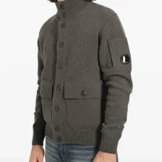 Шерстяной кардиган с карманами на пуговицах