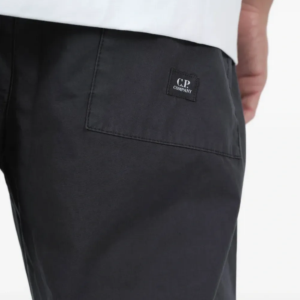 Брюки с нашивкой-логотипом